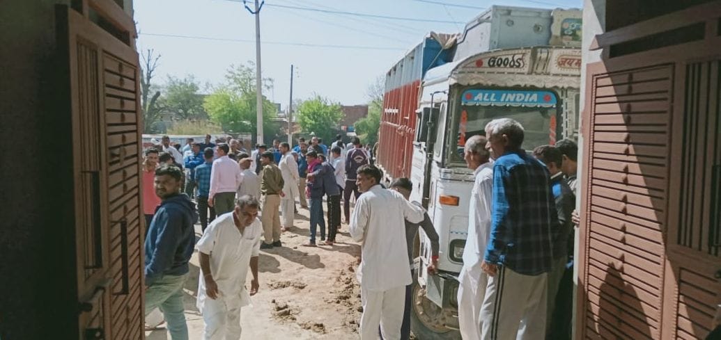 Peoples did road jaam due to overloding