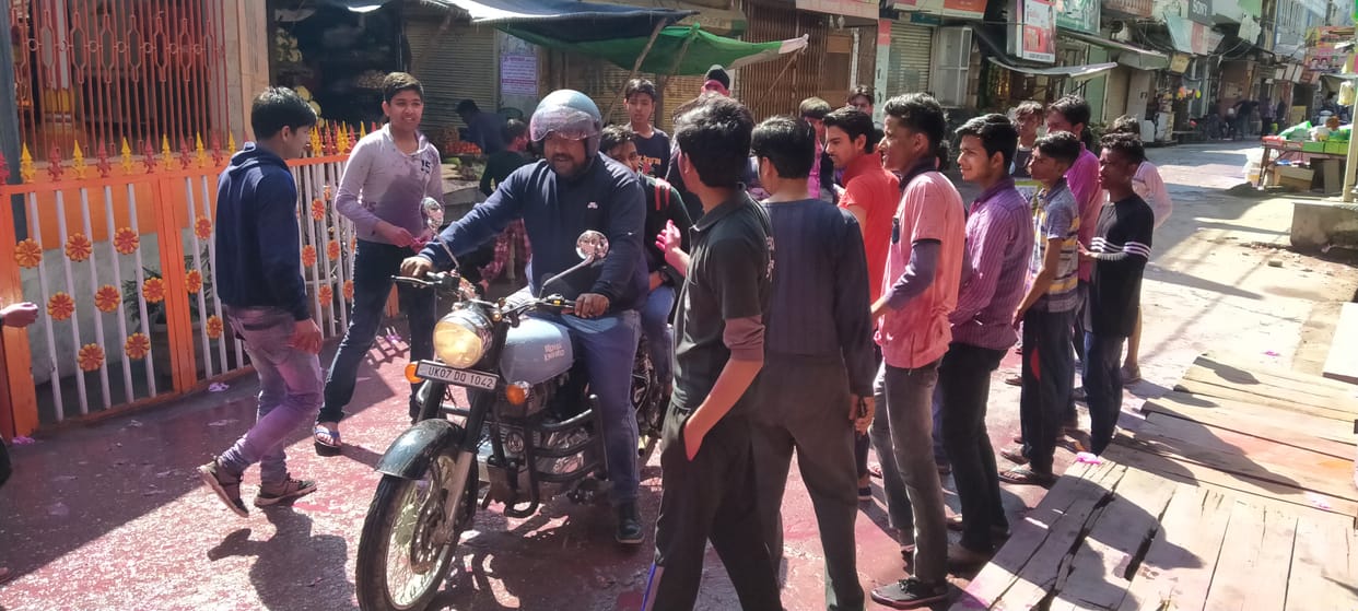 Hulaars captured on the streets since morning