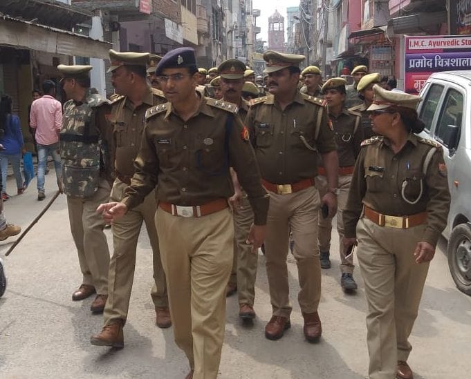 police ne kiya march