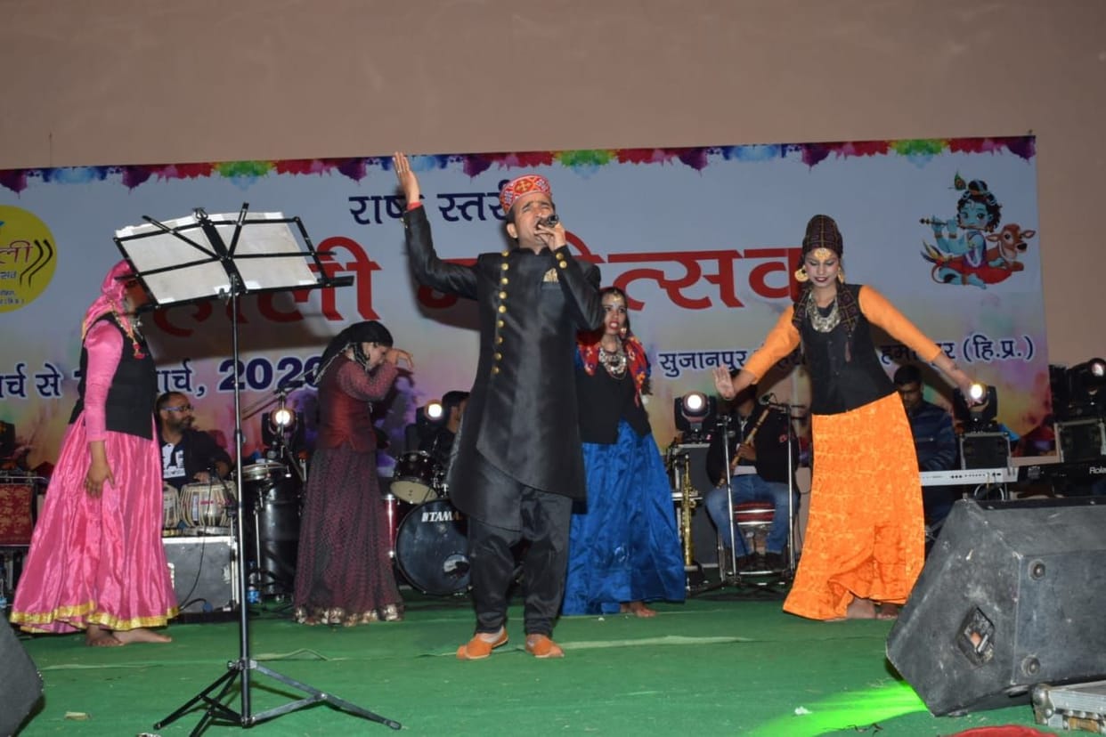 himachali singer intertained odience