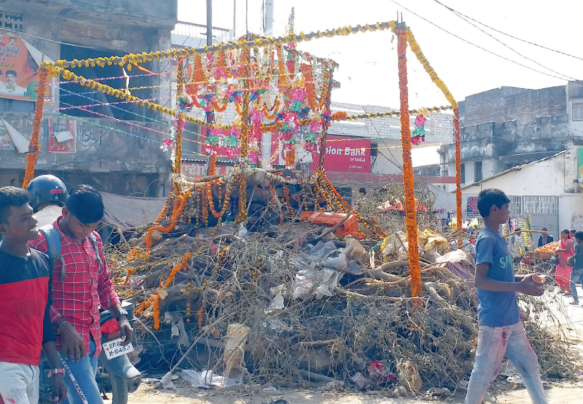 Happy holi today holika dahan 2200 place make holika in varanasi