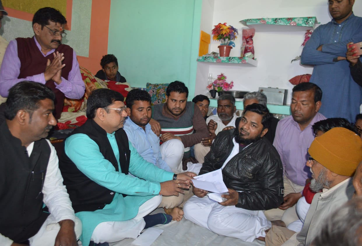 Hathras: Municipality and union officials gave condolences to the relatives of the deceased employee
