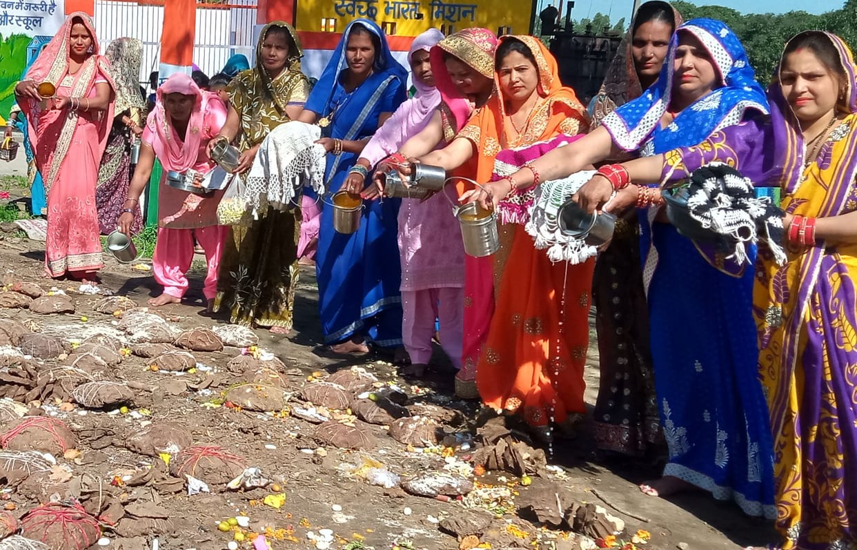 Women worship Holika