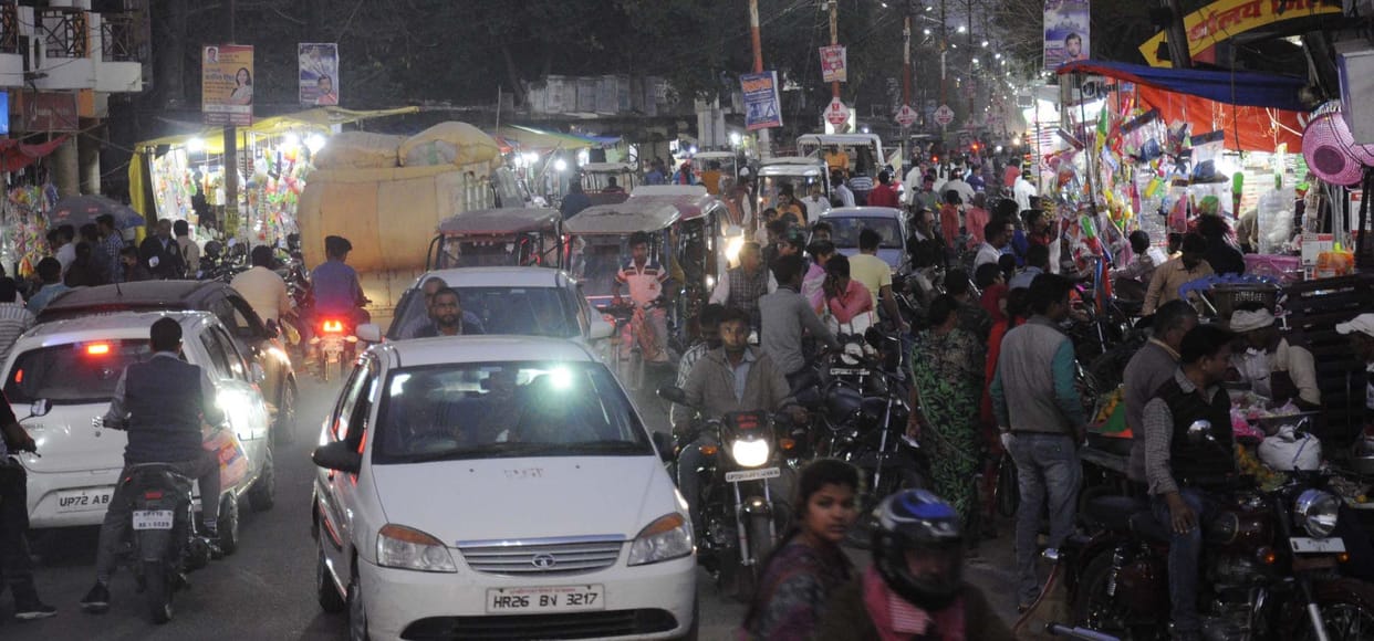 People immersed in the fun of Holi, put each other Abir-Gulal