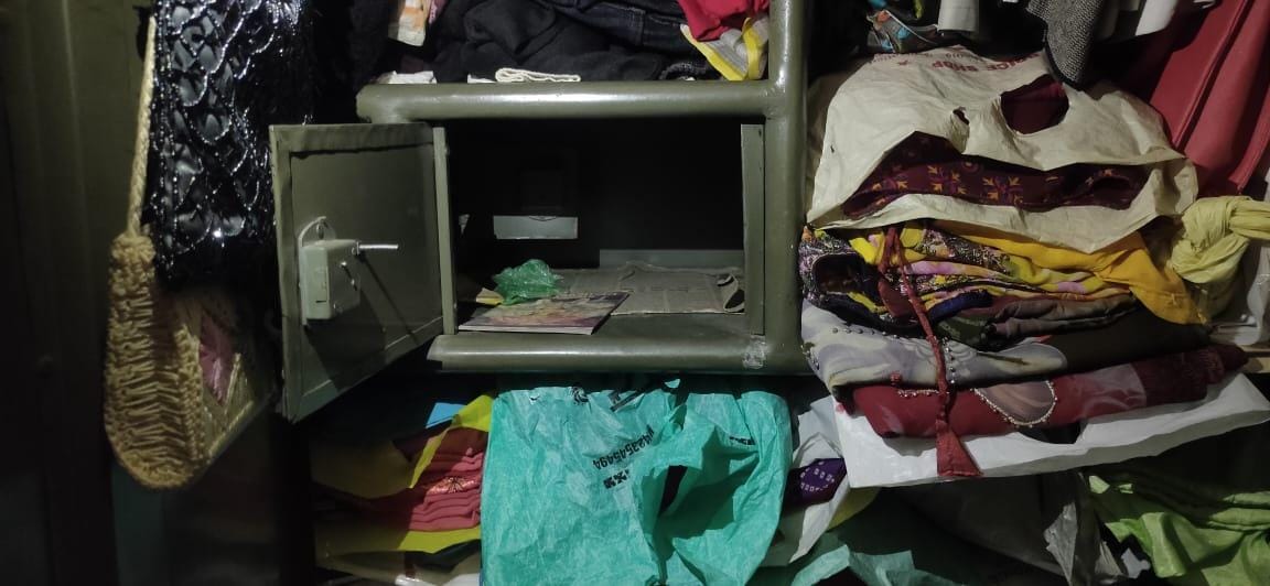Lakhs stolen by breaking lock of house
