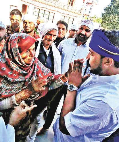 लोगों से मिलते भीम आर्मी के प्रमुख चंद्रशेखर