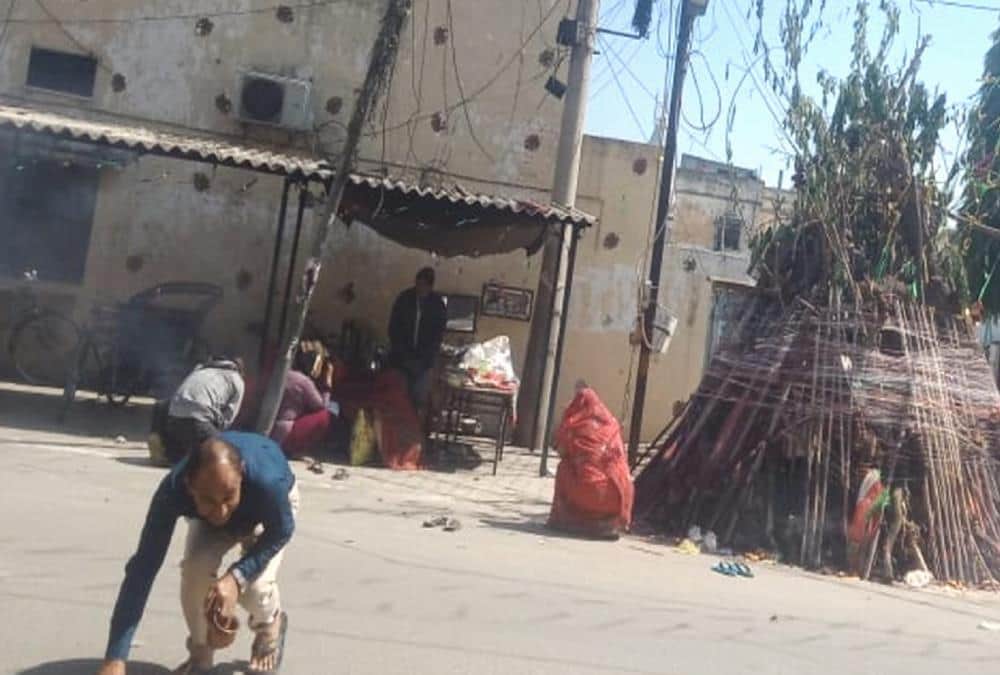 Holika Dahan 2020: Bees Attack on women During Puja in roorkee