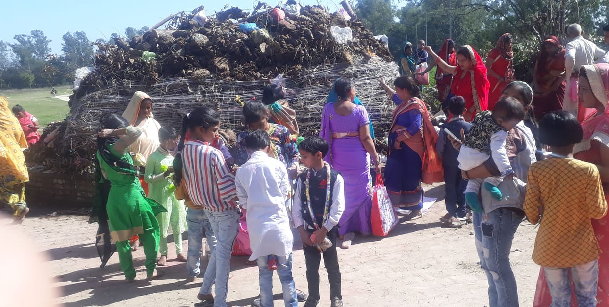 Women pray for Holi and ask for a vow