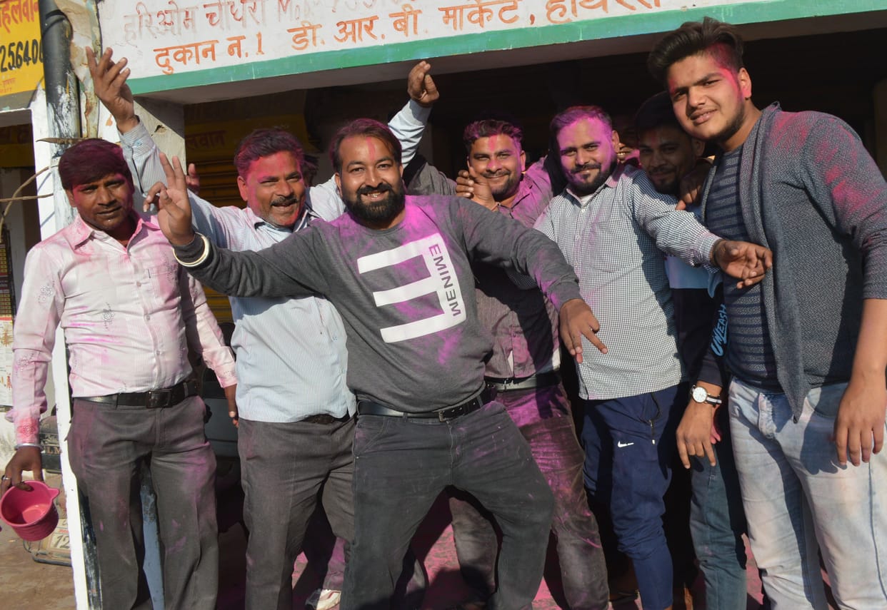 Hathras: Holi played with flowers, gulal and colors