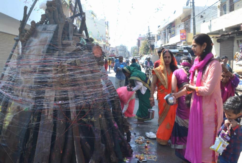 Holika Dahan 2020: Bees Attack on women During Puja in roorkee