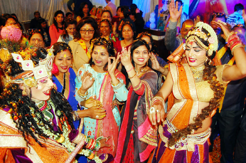 Women dancing on Holi songs
