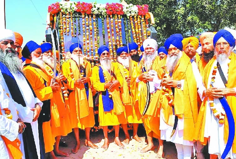 hola mohalla starts at shri anandpur sahib