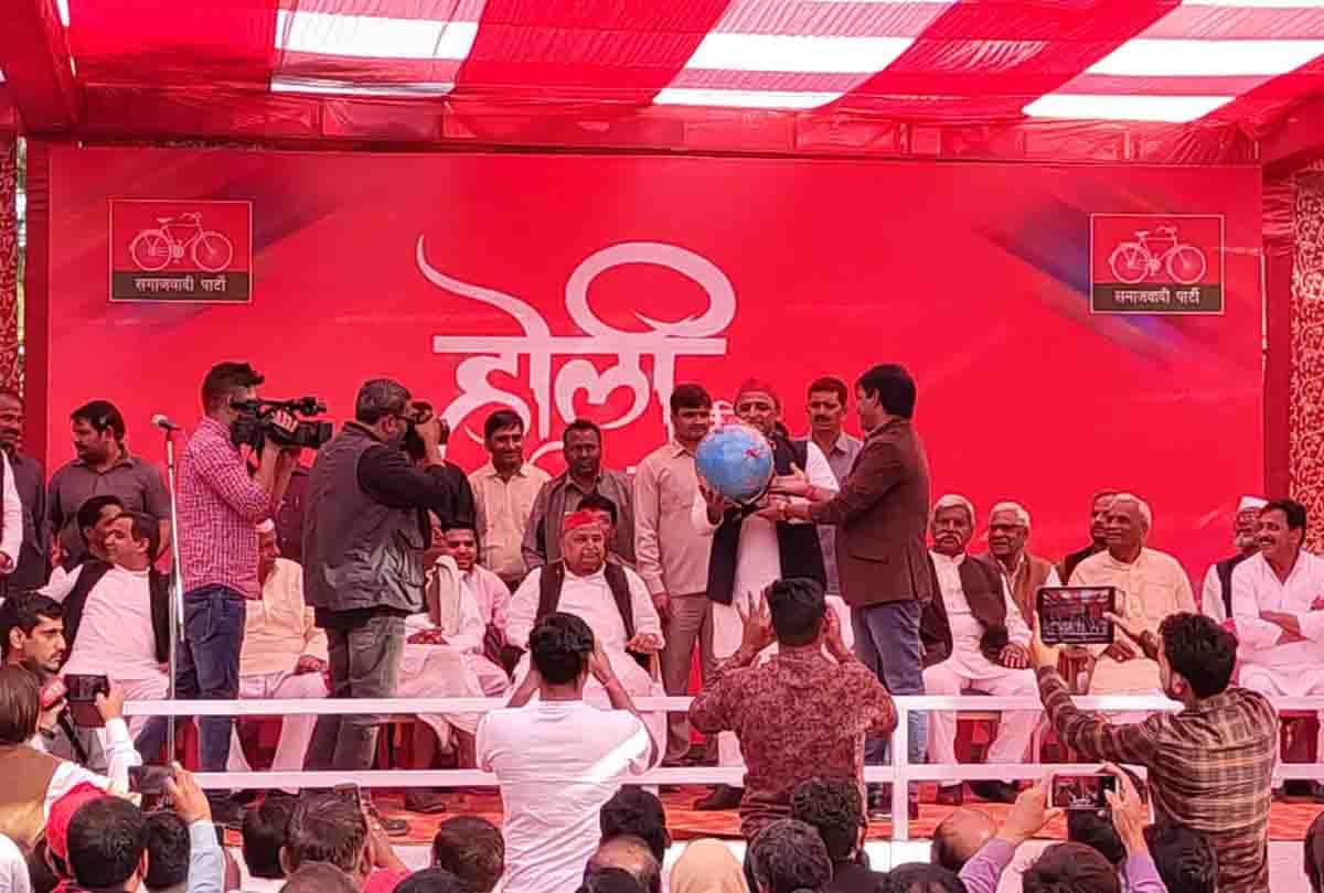 Mulayam and Akhilesh reached Saifai, celebrated Holi with worker's