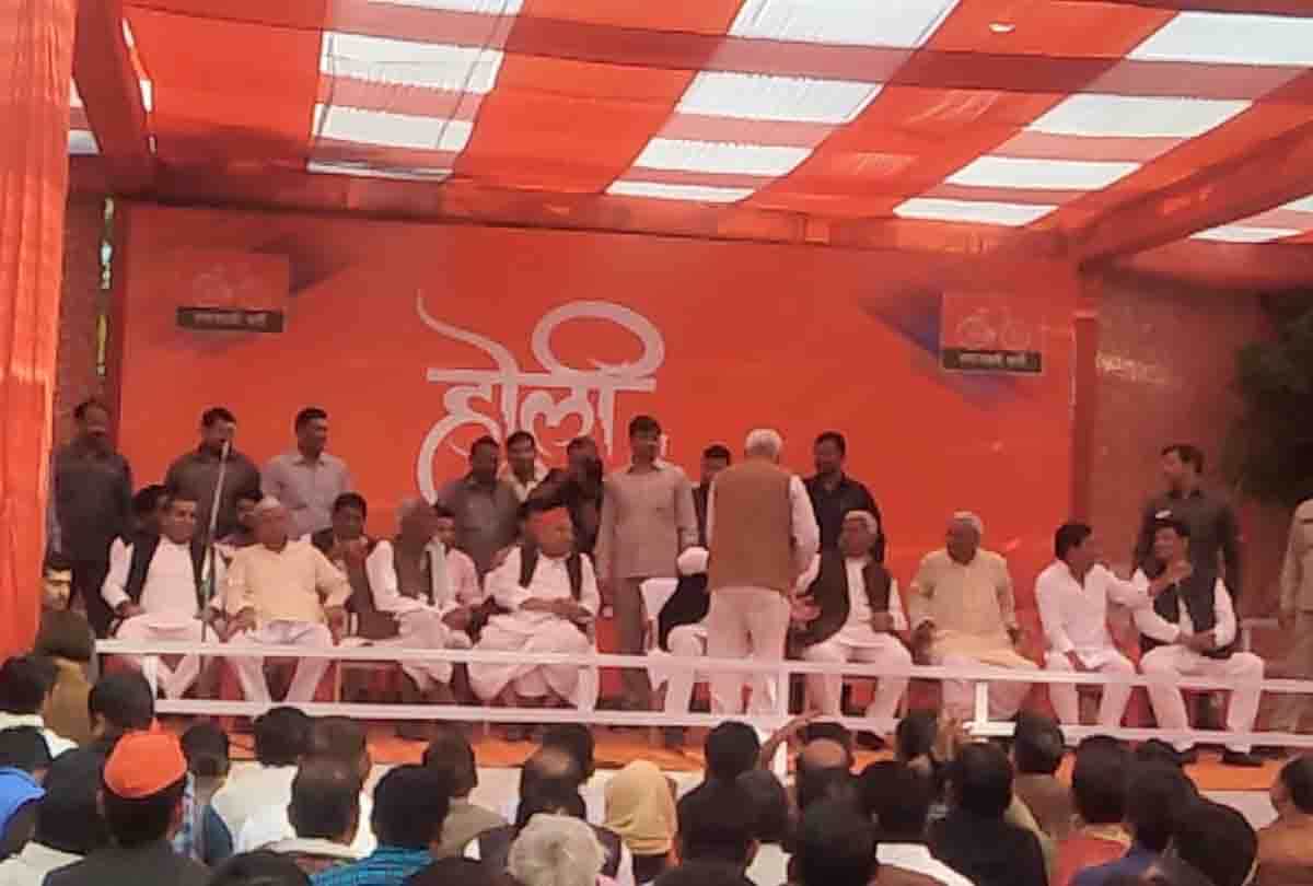 Mulayam and Akhilesh reached Saifai, celebrated Holi with worker's