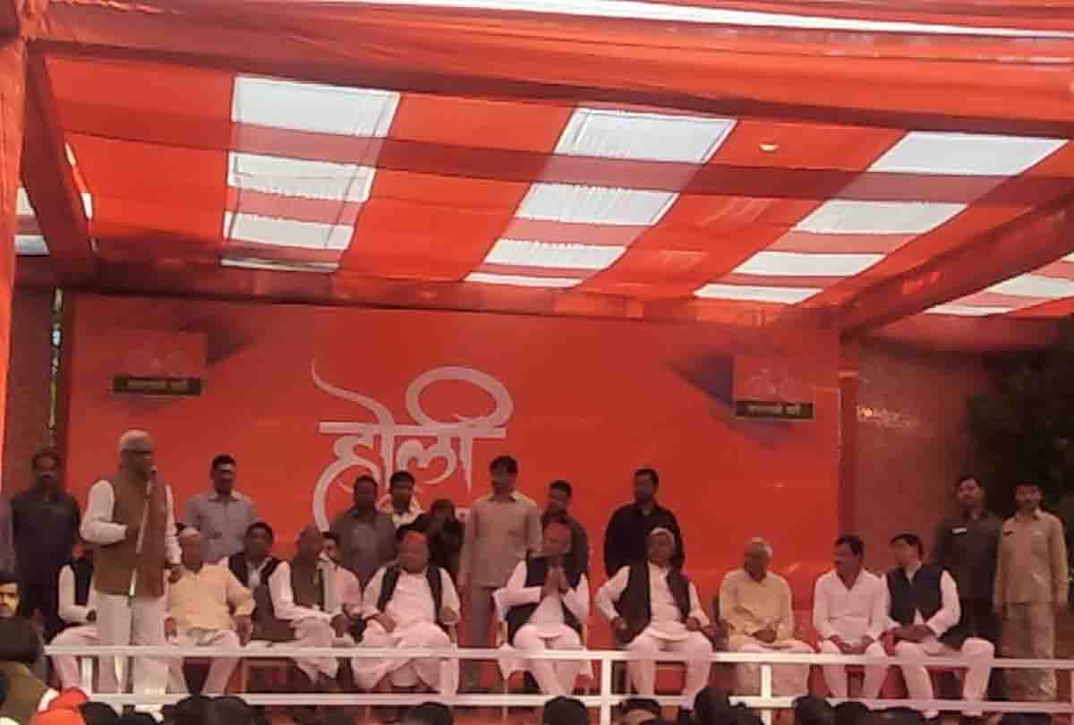 Mulayam and Akhilesh reached Saifai, celebrated Holi with worker's