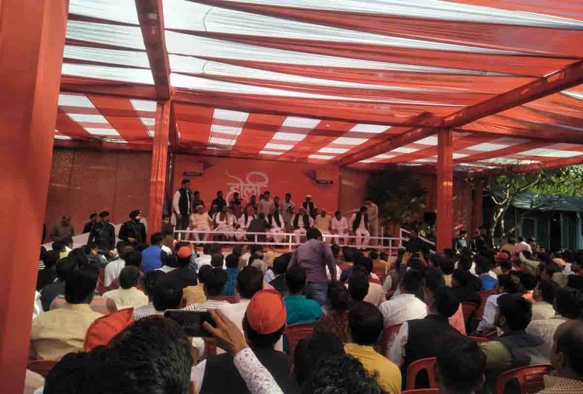 Mulayam and Akhilesh reached Saifai, celebrated Holi with worker's