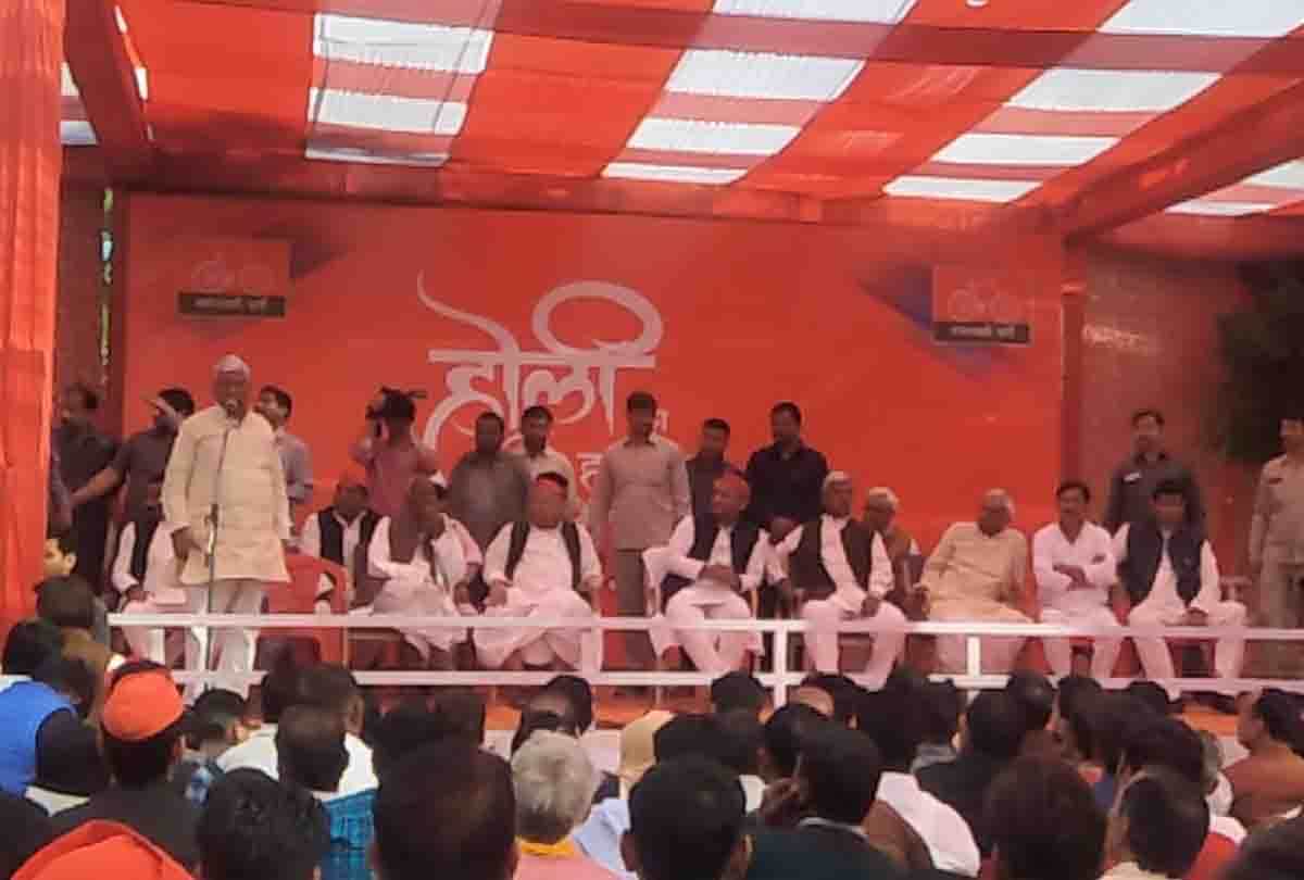 Mulayam and Akhilesh reached Saifai, celebrated Holi with worker's
