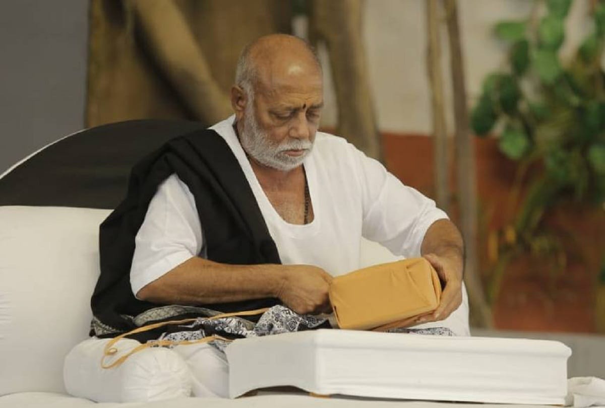 Do not join hands on Holi, Namaste from a distance and work: Morari Bapu