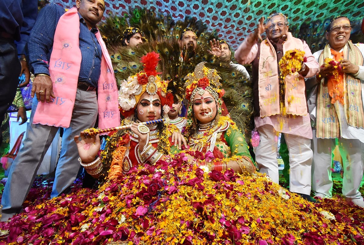 In Prayagraj, businessmen fiercely played Holi with family members