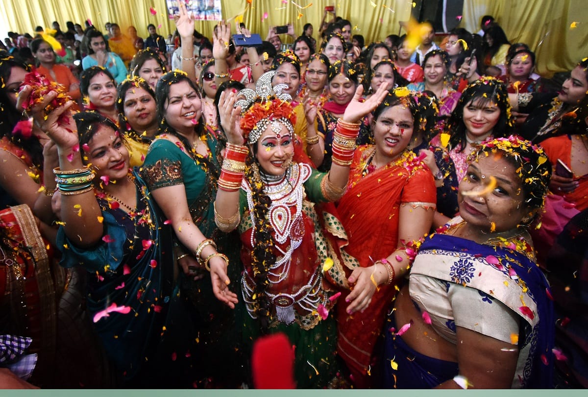 In Prayagraj, businessmen fiercely played Holi with family members