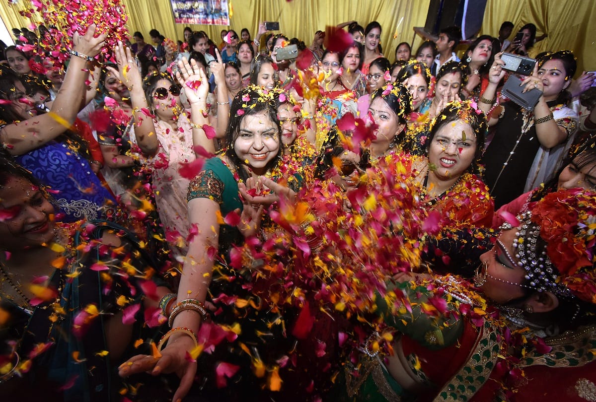 In Prayagraj, businessmen fiercely played Holi with family members