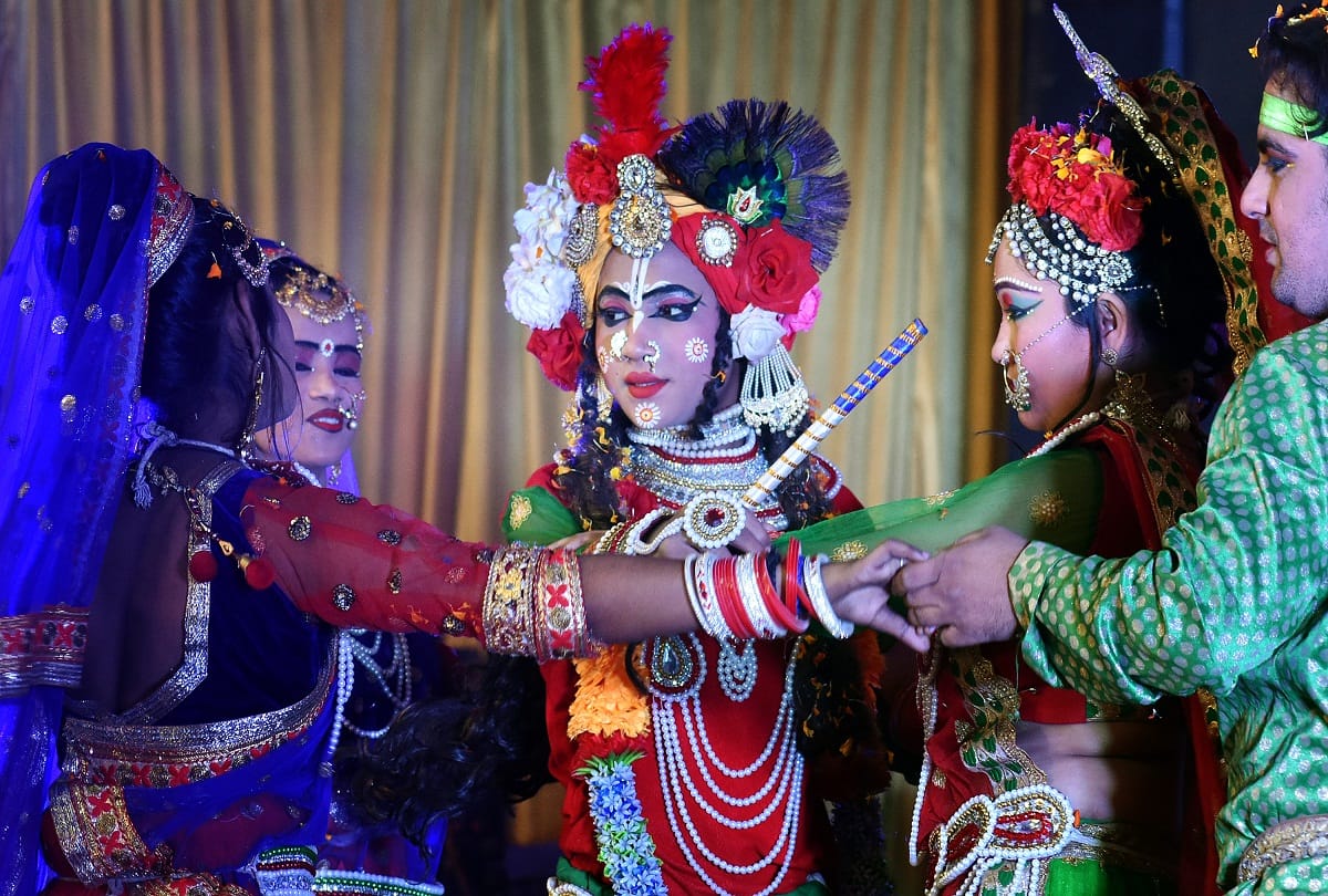In Prayagraj, businessmen fiercely played Holi with family members