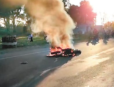 Fire in bike collided with car in Prayagraj, youth dies