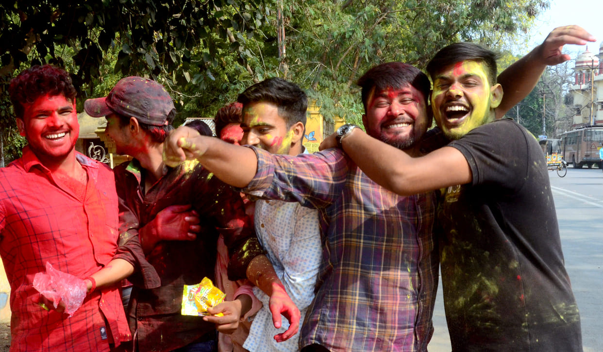 Preparation of heavy Holi on corona in Prayagraj, textile tradition of Holi will continue