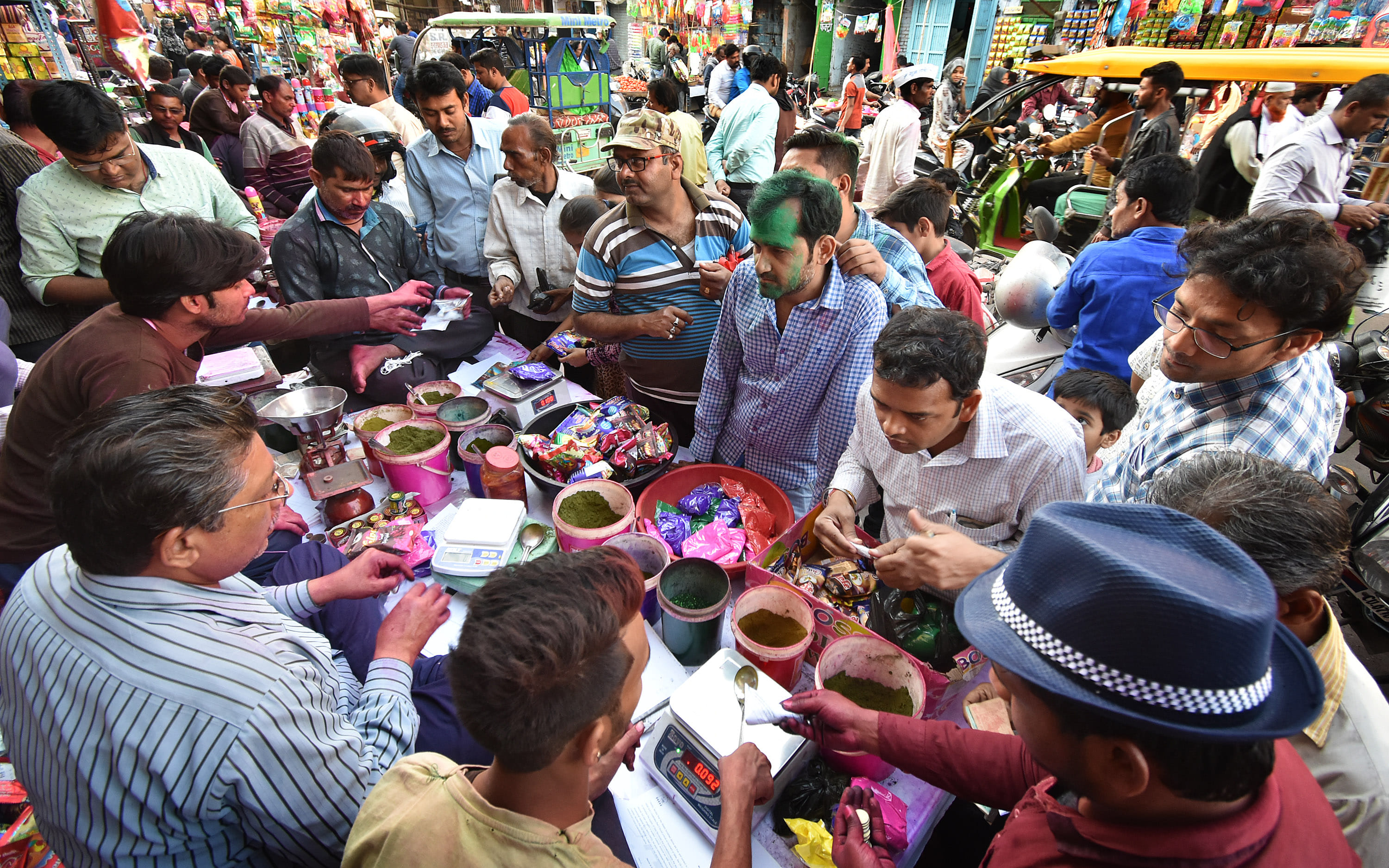 Preparation of heavy Holi on corona in Prayagraj, textile tradition of Holi will continue
