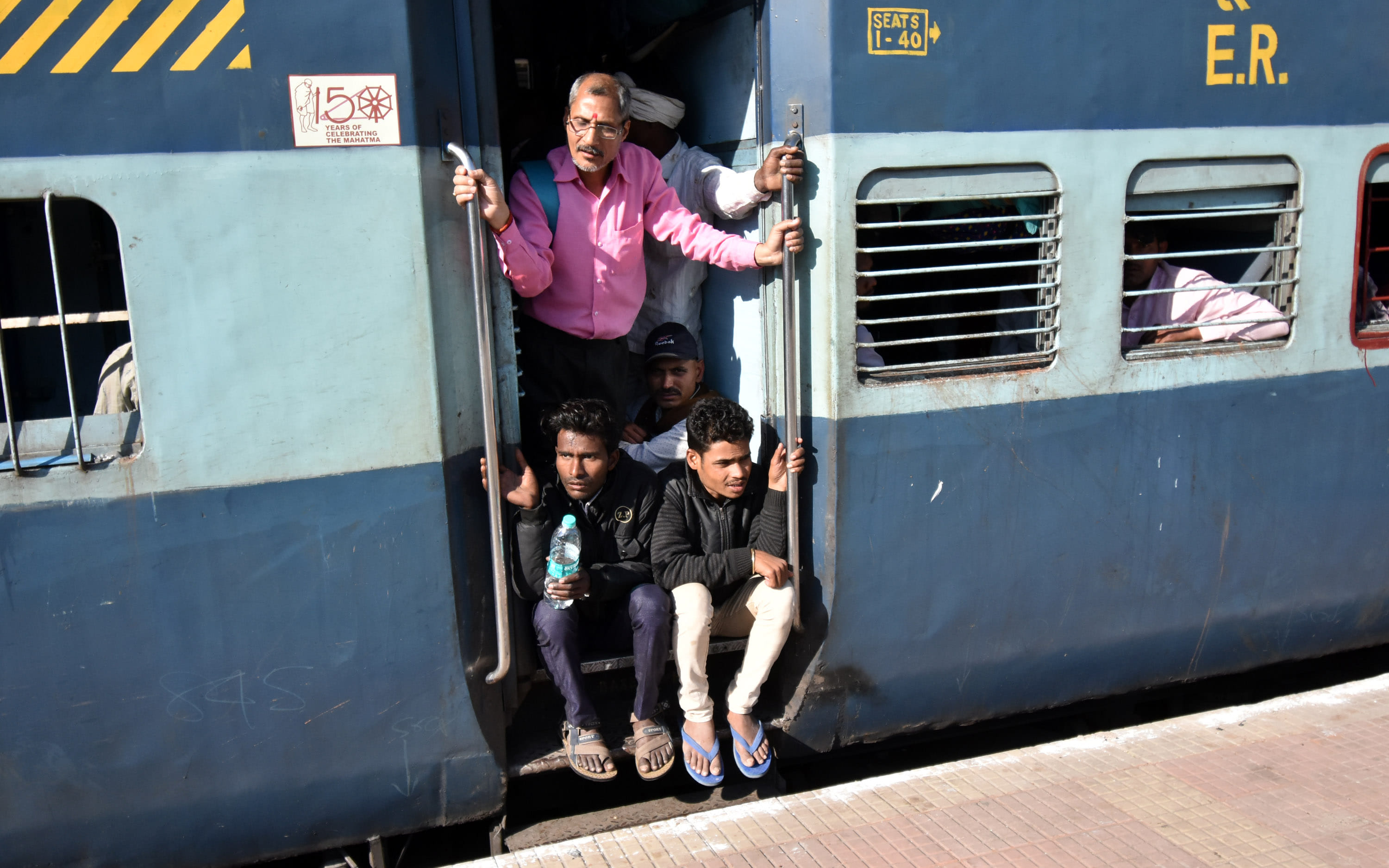 Prayagraj arrived from Delhi sitting on the floor