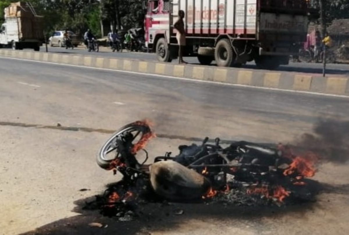 Bike burnt after accident in Kushinagar