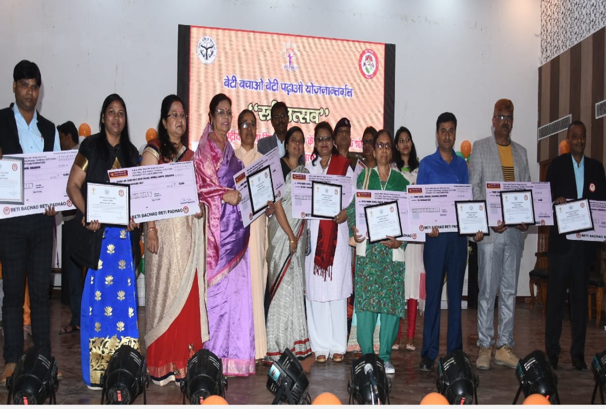 DM K vijayendra pandian said girls freedom gave  in women day 2020 celebration at gorakhpur