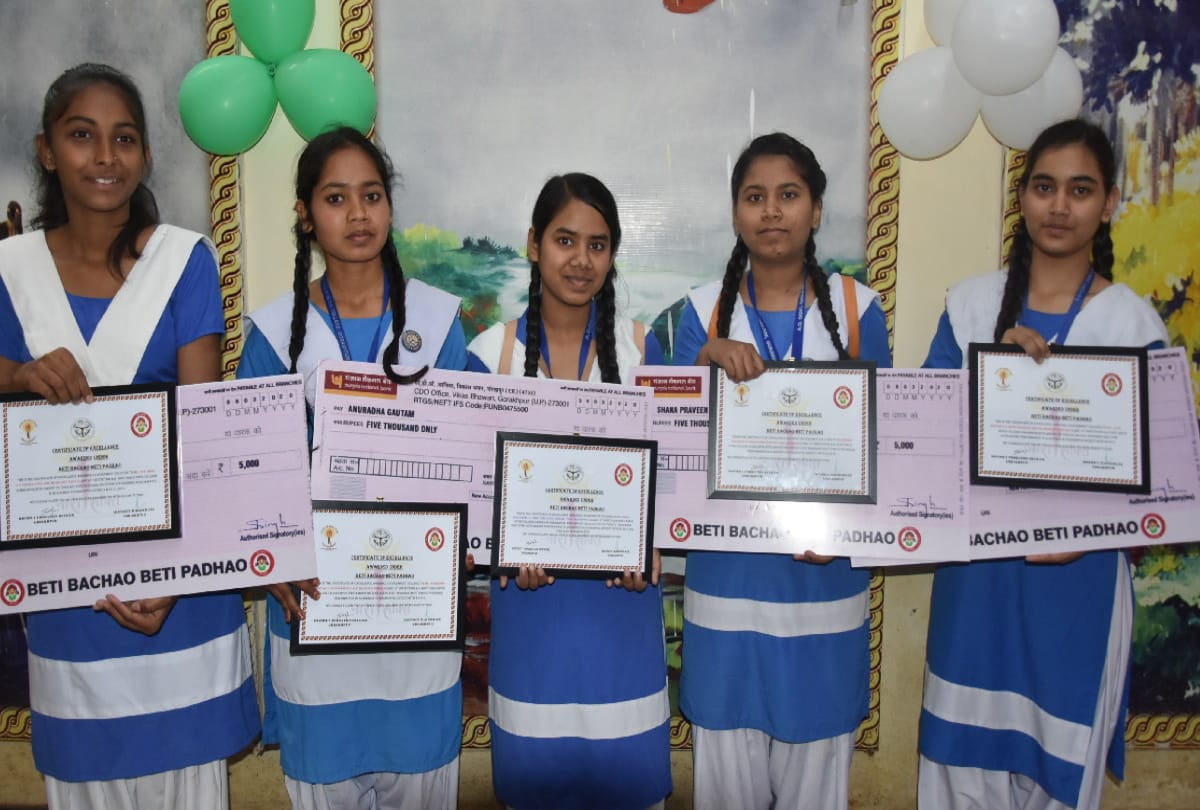 DM K vijayendra pandian said girls freedom gave  in women day 2020 celebration at gorakhpur