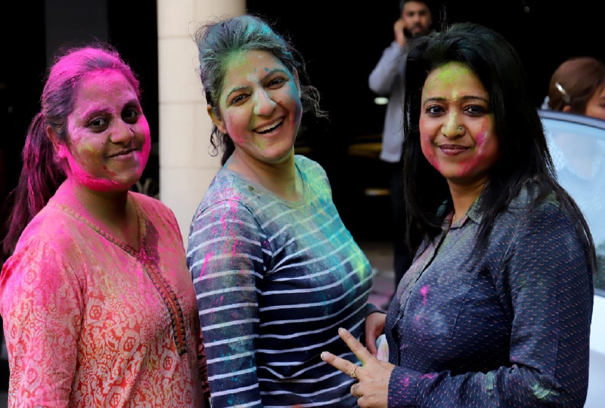 Efforts to make colorless Holi colourfull after Delhi violence