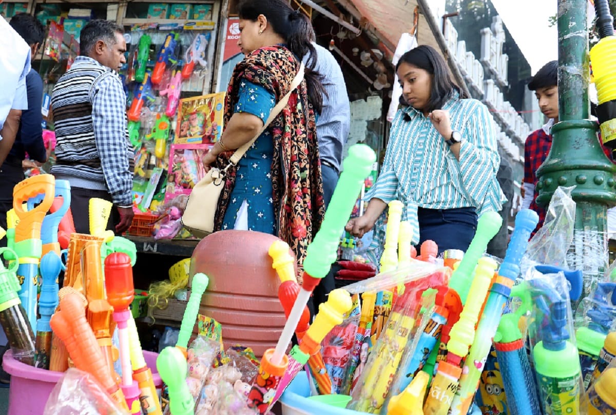 Delhi markets buzzed on the eve of Holi
