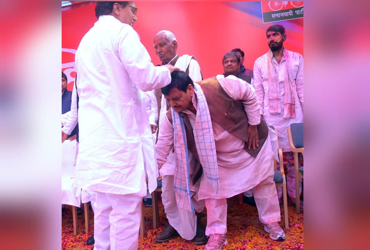 mulayam singh family celebrated Holi Akhilesh Yadav and shivpal singh in Saifai see photos