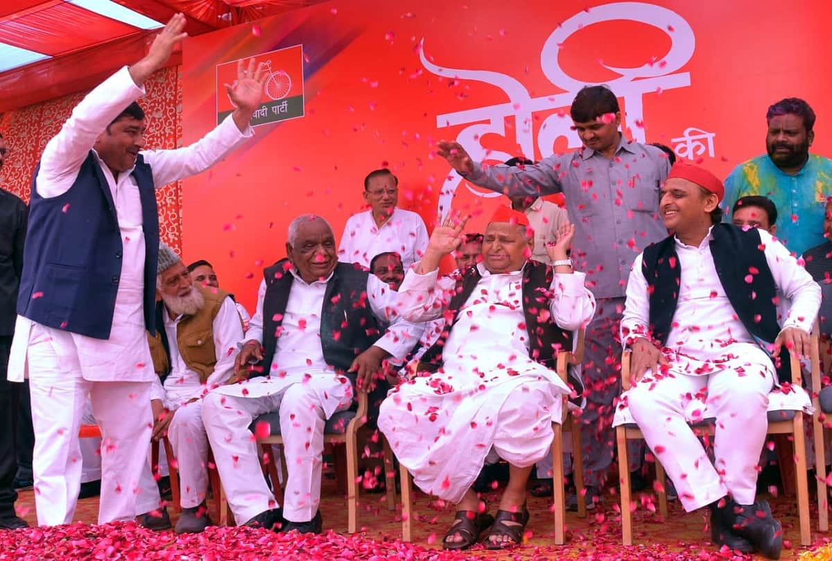 mulayam singh family celebrated Holi Akhilesh Yadav and shivpal singh in Saifai see photos