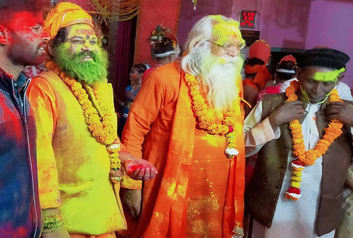 Iqbal Ansari holi celebration 2020 with saints in ayodhya