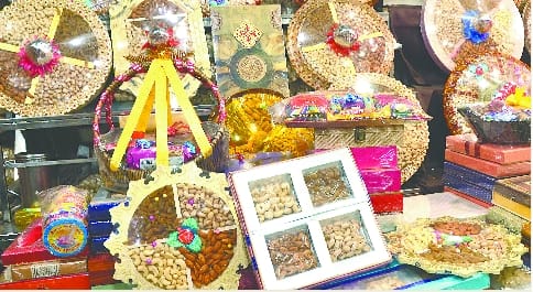 Gujhiya-namkeen of the market is distributed to everyone, but they make themselves homemade