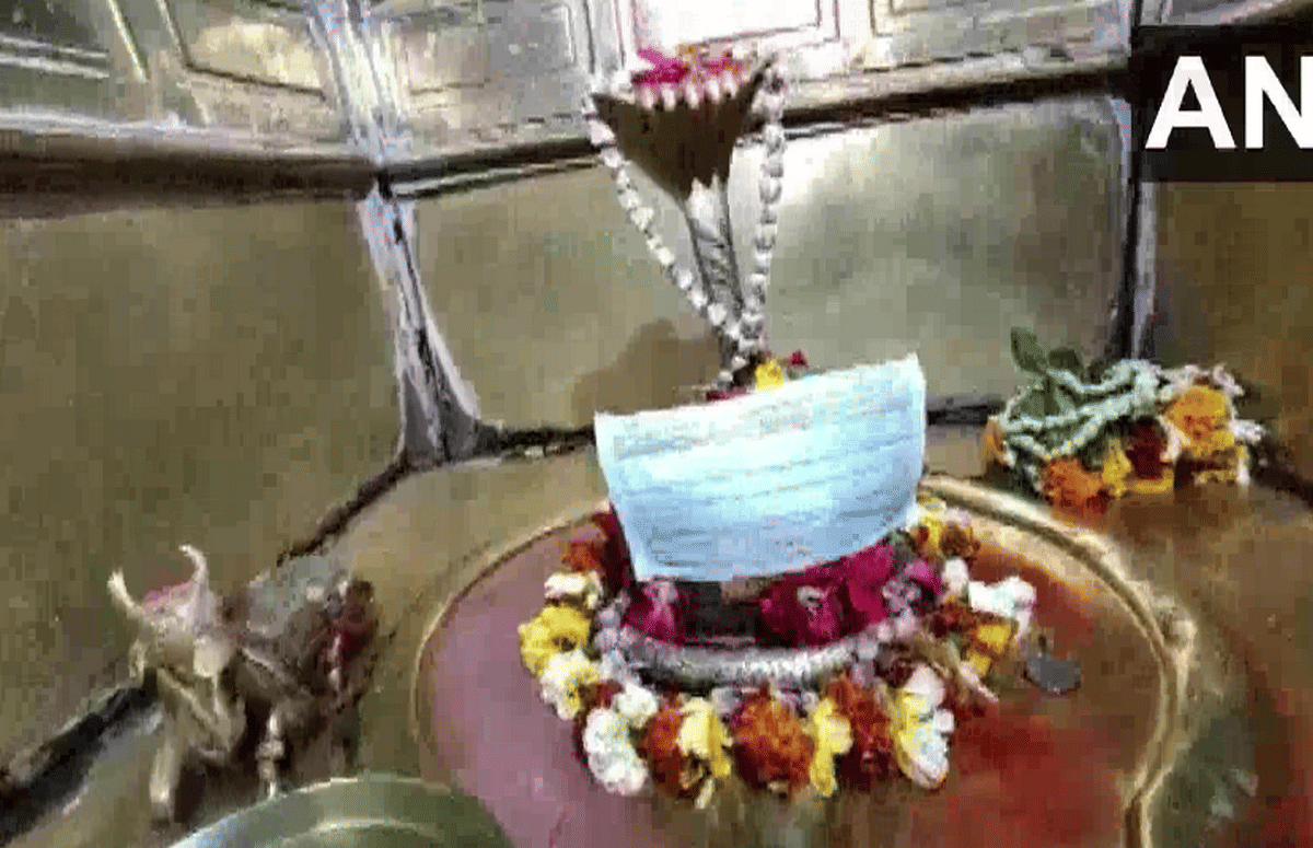Coronavirus loord shivling wear mask not touch idole of god in Prahladeshwar temple varanasi