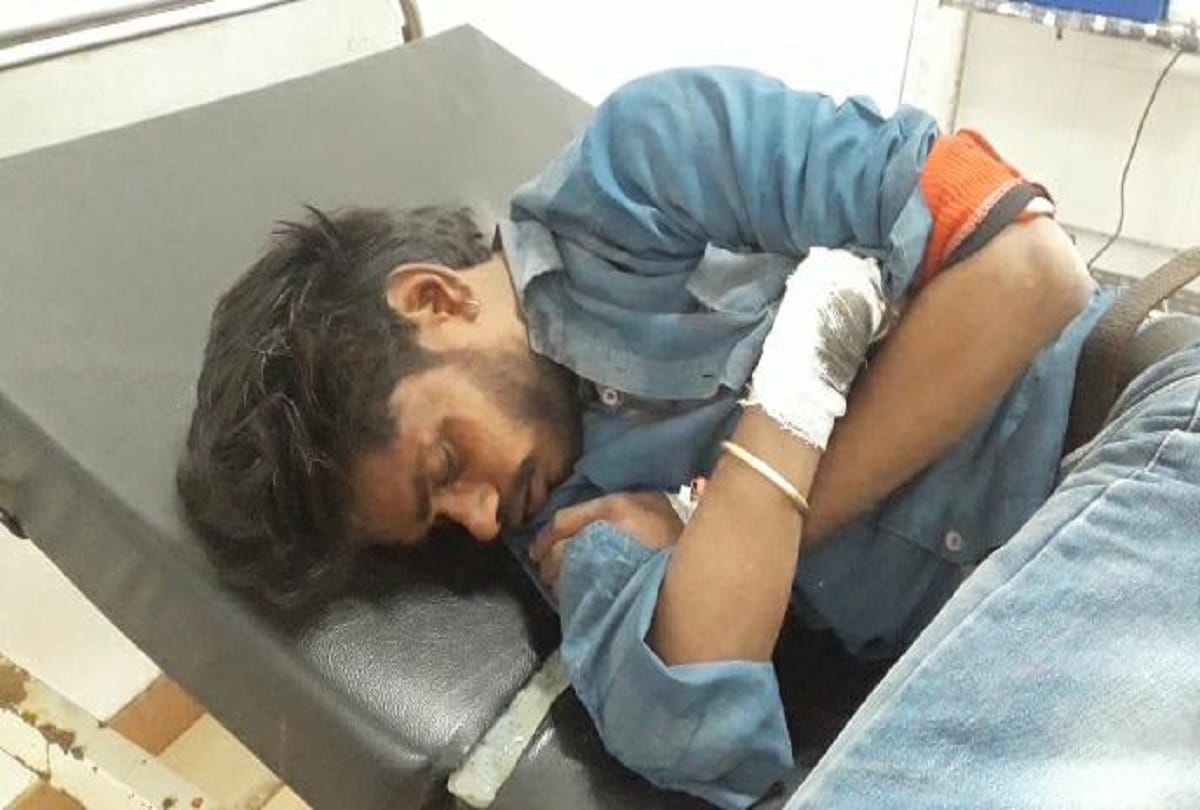 samajwadi party Akhilesh Yadav Helped Injured Yong Man on Lucknow-Agra Expressway In kannauj