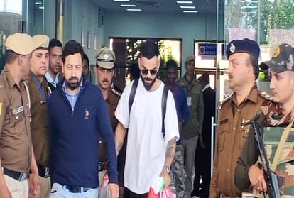 Virat Kohli reached  Dharamsala with Pandya and Bumrah, fan welcomed like this