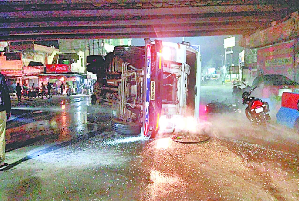 acid tanker overturn on the highway in Gajraula two constable scorched