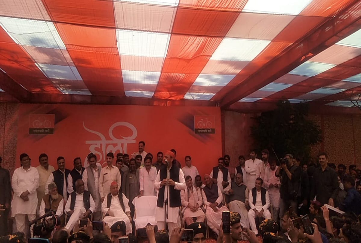 Akhilesh Yadav celebrating Holi with his father mulayam singh in Saifai