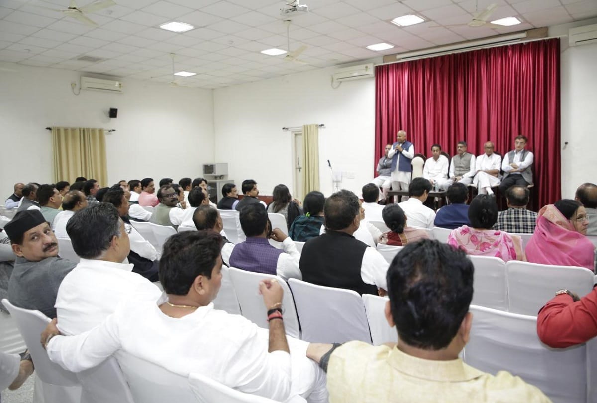 Madhya Pradesh Proposal condemned in Congress Legislature Party meeting aganist jyotiraditya Scindia
