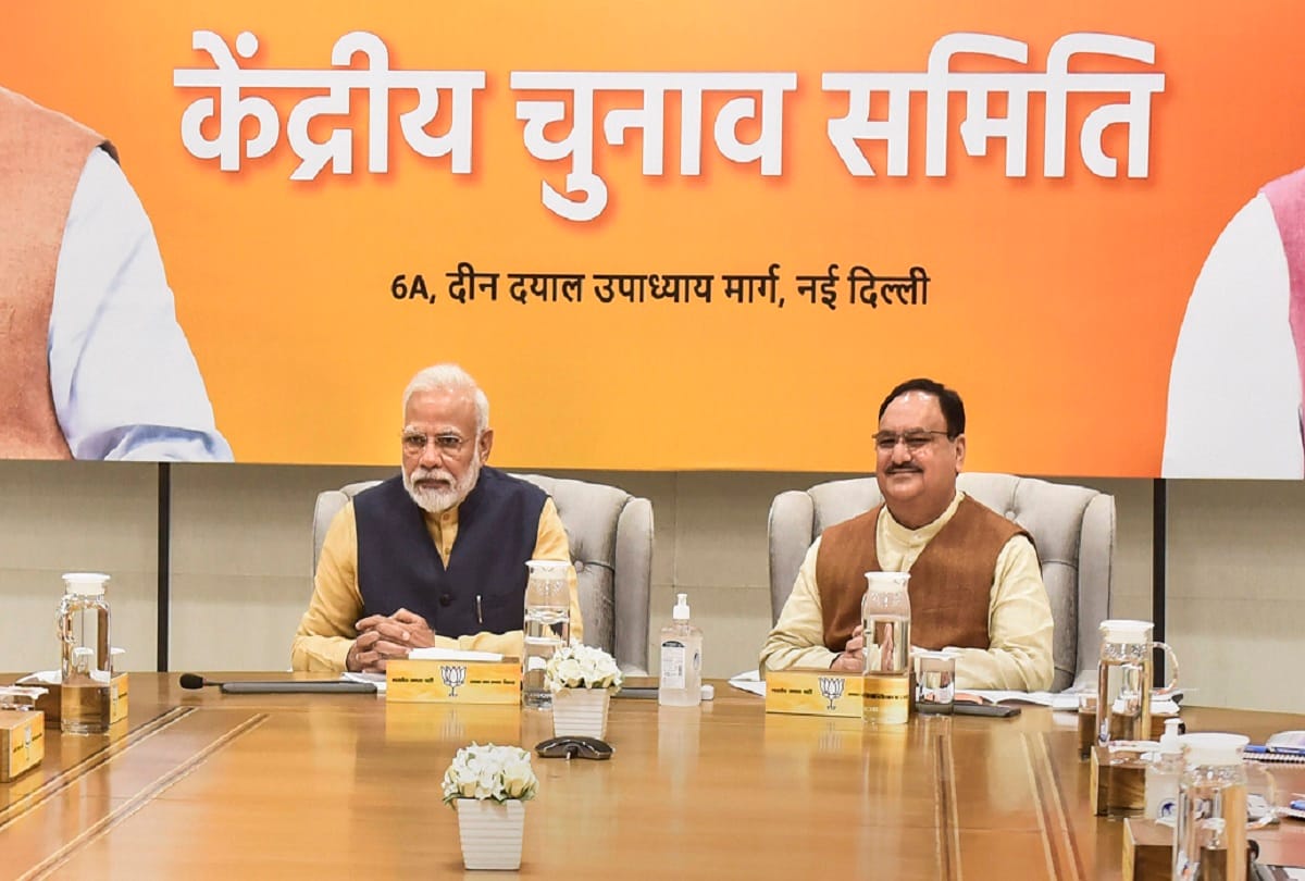 नई दिल्ली में भाजपा मुख्यालय में केंद्रीय चुनाव समिति की बैठक के दौरान प्रधानमंत्री नरेंद्र मोदी और भाजपा के राष्ट्रीय अध्यक्ष जेपी नड्डा।