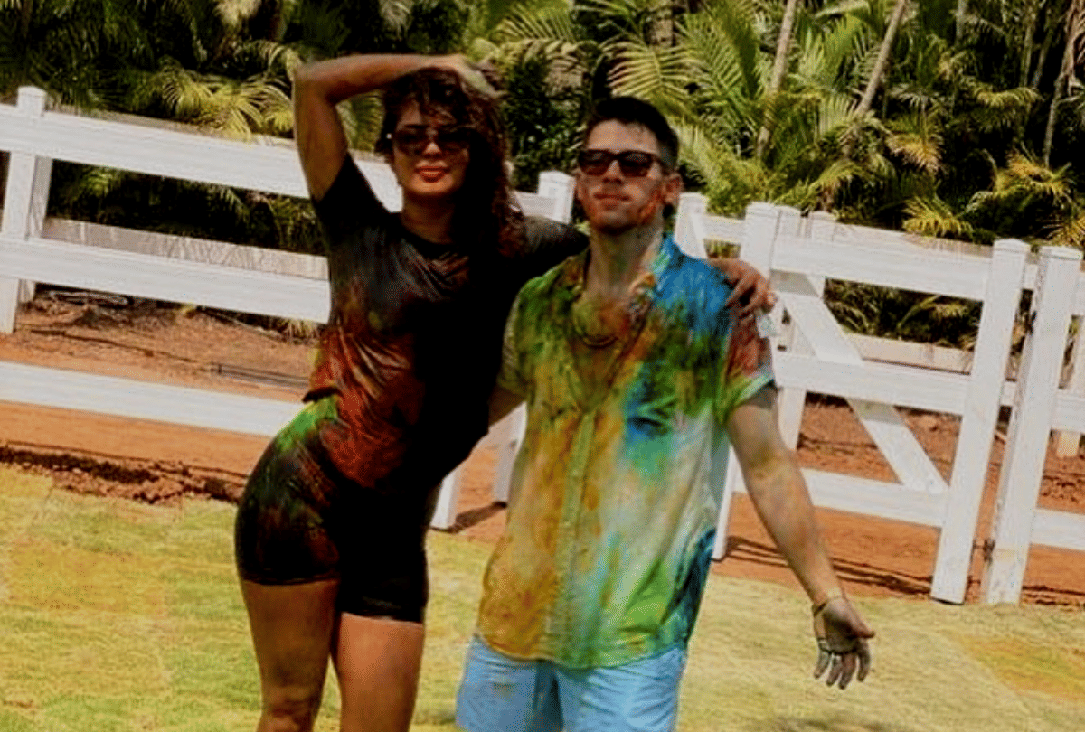 Bollywood Stars celebrate holi 2020 priyanka chopra varun dhawan shahrukh khan akshay kumar