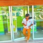 खाली एटीएम से पर्ची लेकर निकलता युवक