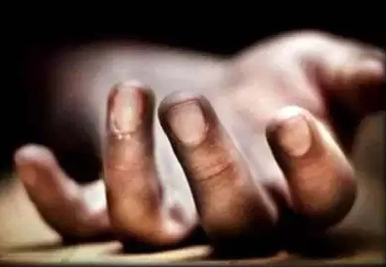 Dead body of youth found near liquor shop in hardoi