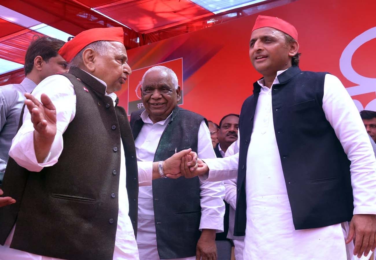 mulayam singh family celebrated Holi, Akhilesh and shivpal singh in etawah